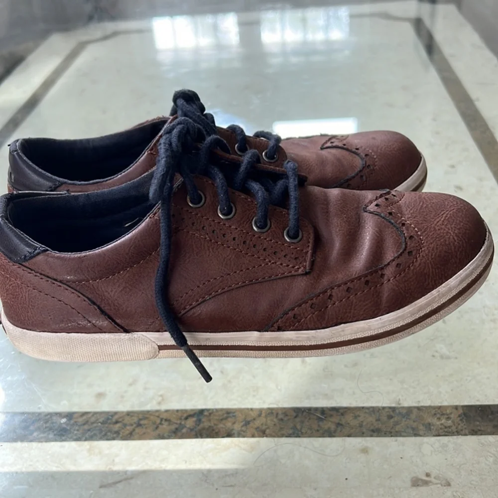 Boys brown wingtip dress shoes. Size 4